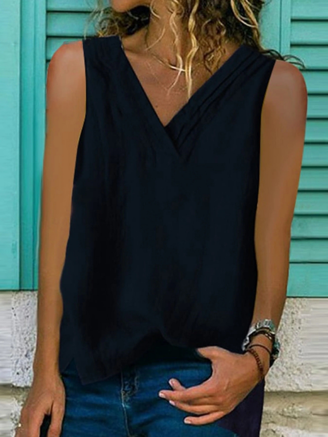 Women's V-Neck Hem Split Sleeveless Top